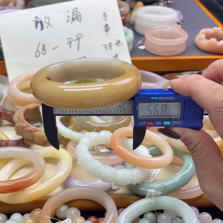 未镶嵌石英岩玉珠宝奇石