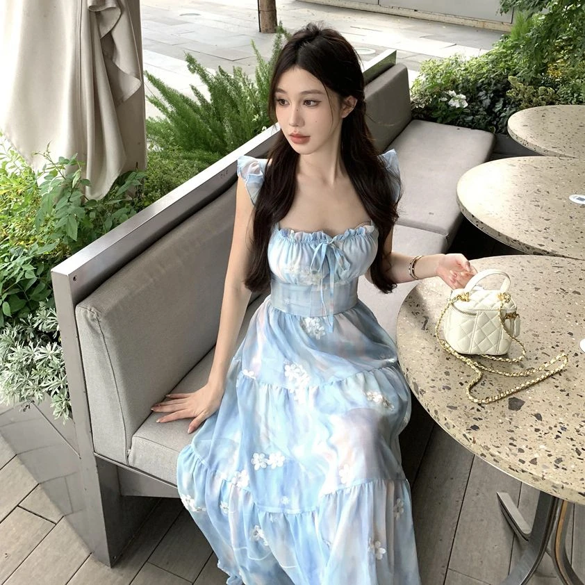 甜美小飞袖连衣裙夏季2025新款方领掐腰显瘦碎花露背系带长裙子女