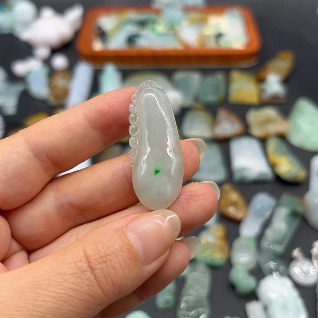 翡翠未镶嵌颈饰福瓜