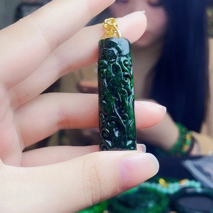 翡翠未镶嵌颈饰多样性