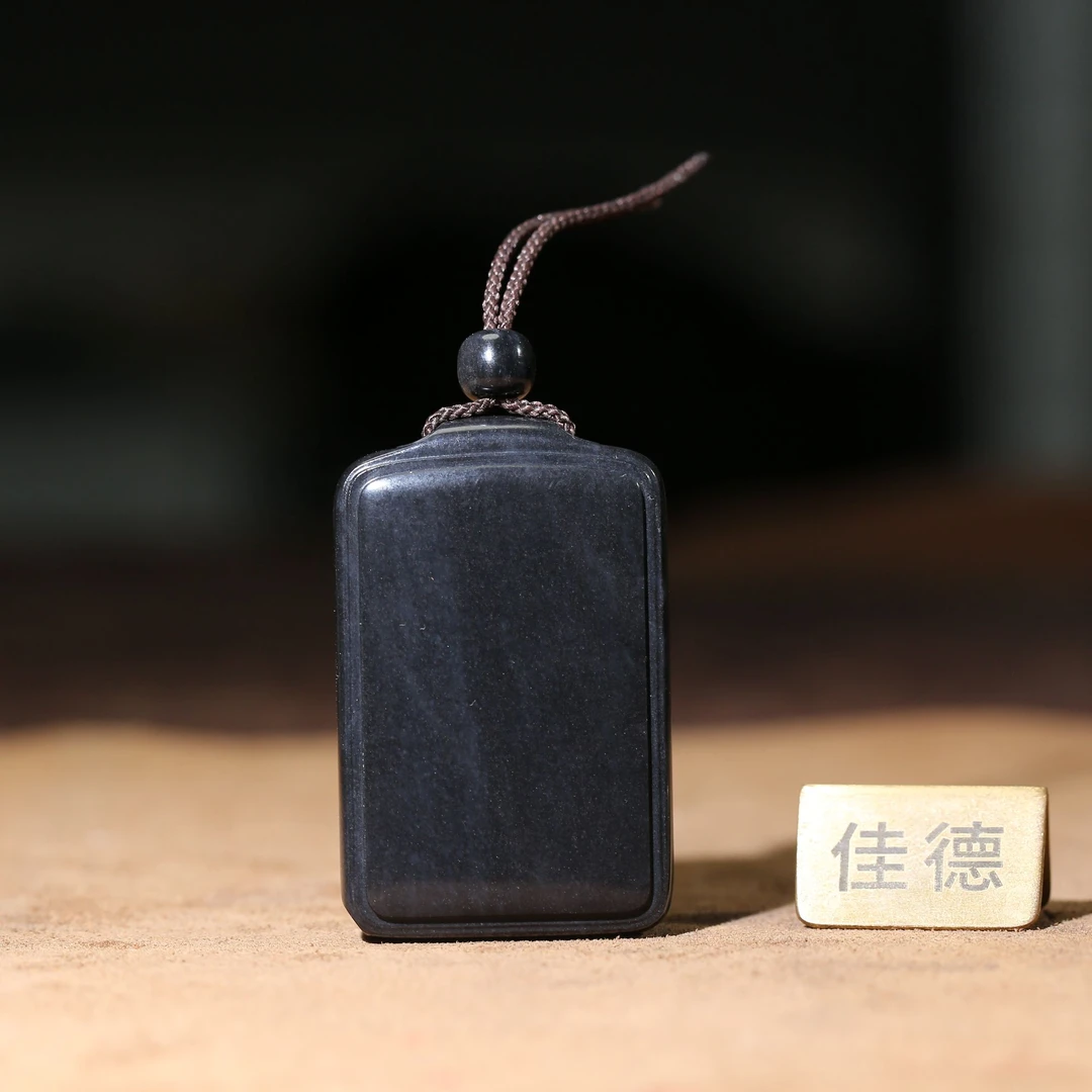 【佳德】45克新疆青花墨玉《无事牌》苏州精工雕刻，天然玉石精美 百搭