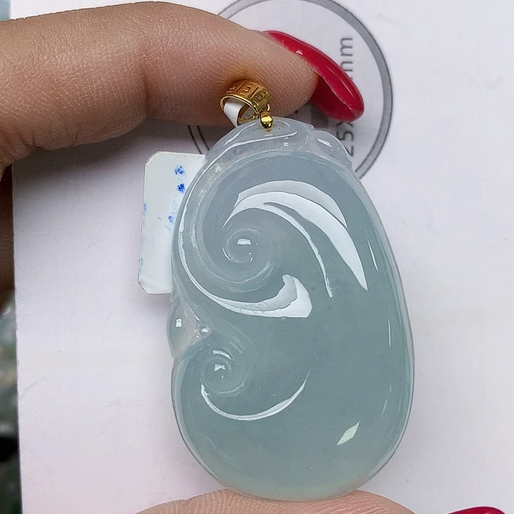 颈饰18K金镶嵌翡翠比***?天然翡翠