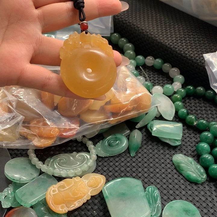 石英质玉未镶嵌颈饰