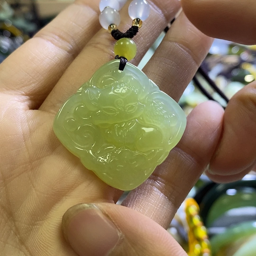 未镶嵌岫玉颈饰一个