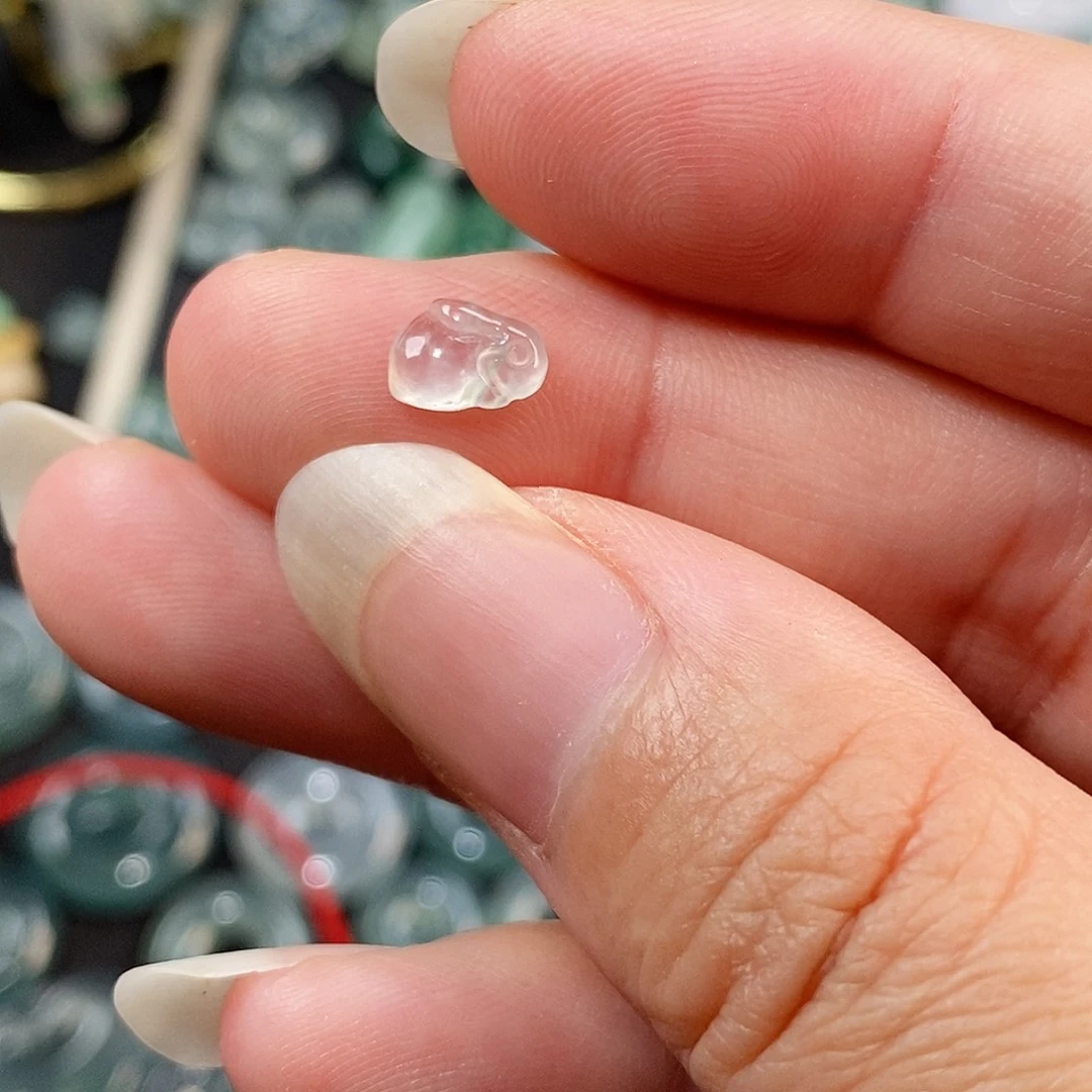 翡翠未镶嵌颈饰高冰小兔子