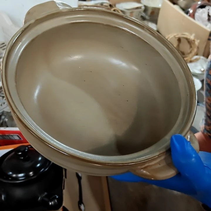 盘子碗茶壶啥都有
