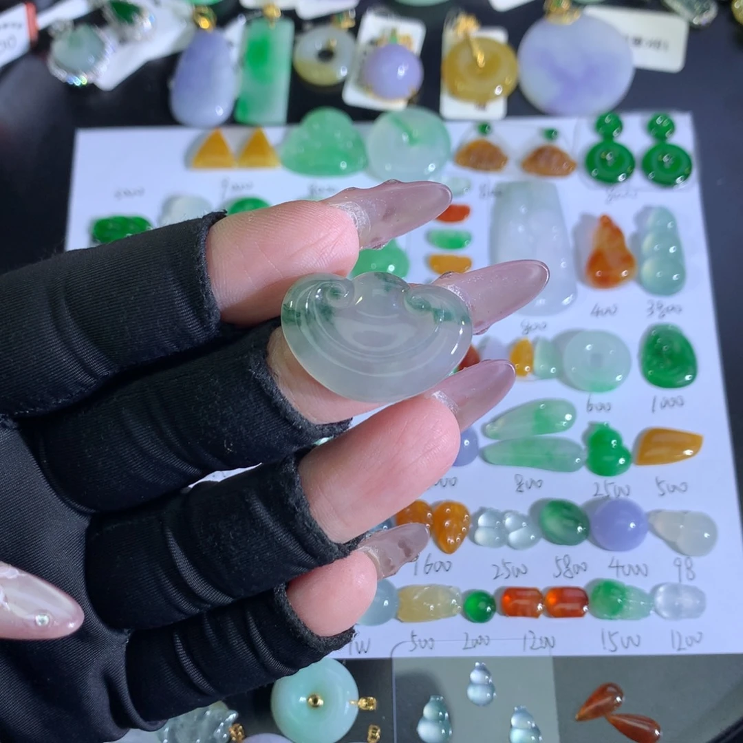 翡翠裸石未镶嵌飘花如意锁