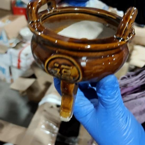 瓷片盘子碗茶壶啥都有