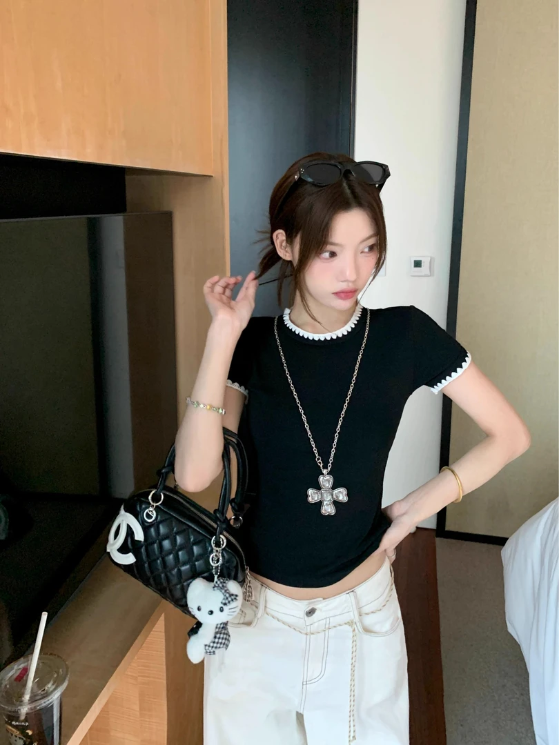 正肩修身T恤撞色刺绣上衣短袖小众女