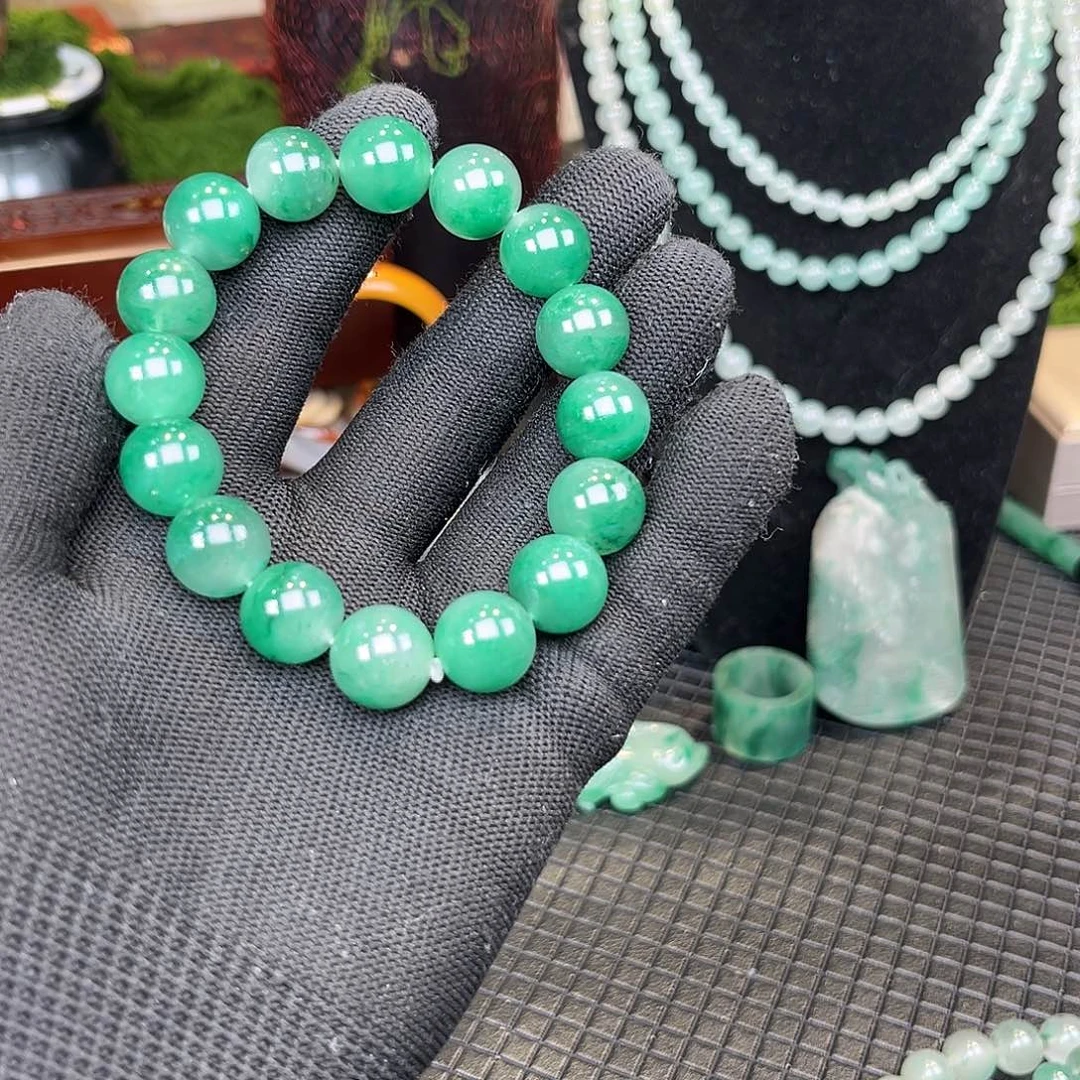 石英质玉（非洲翠）未镶嵌颈饰