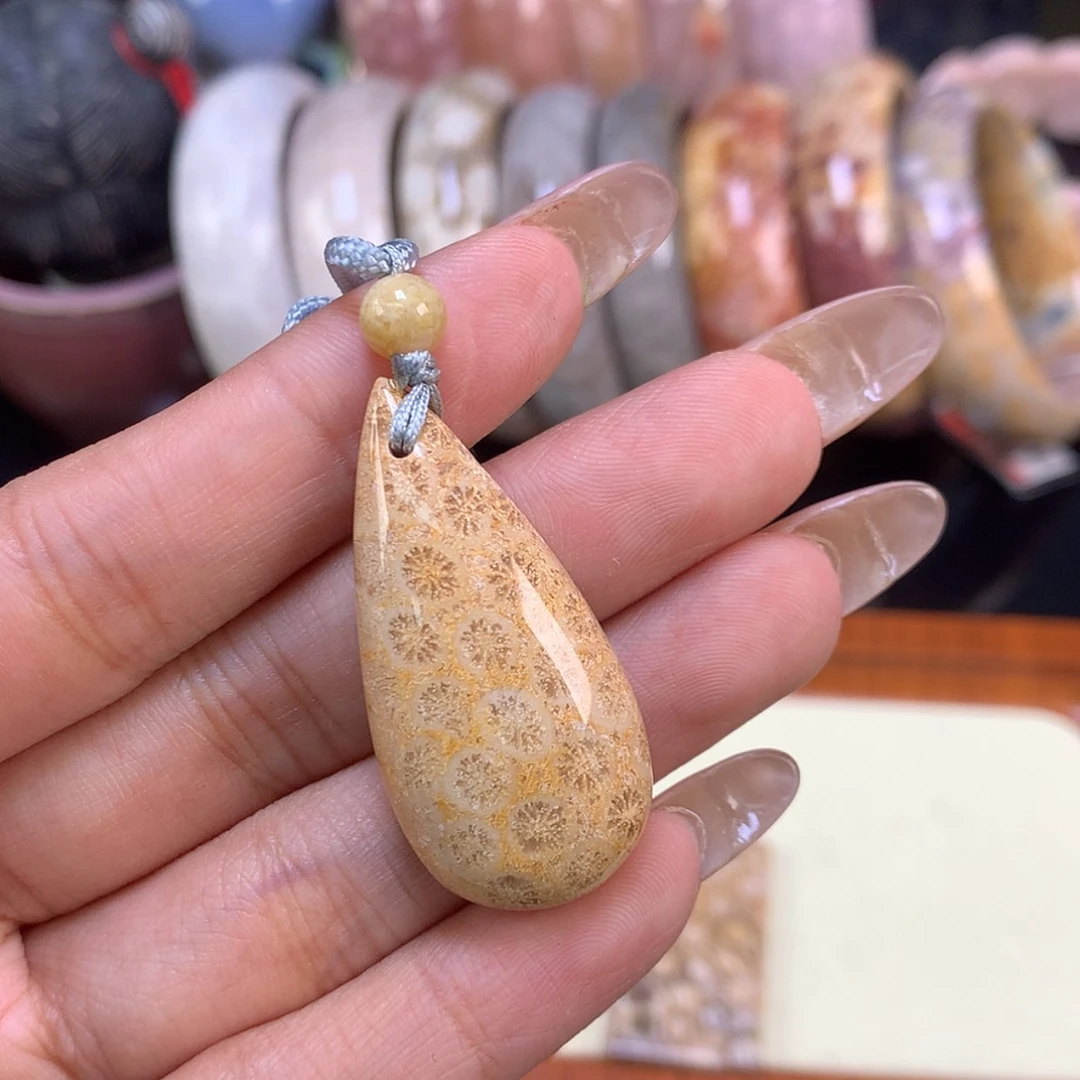 【闪购商品】颈饰未镶嵌硅化珊瑚（珊瑚玉）小**?