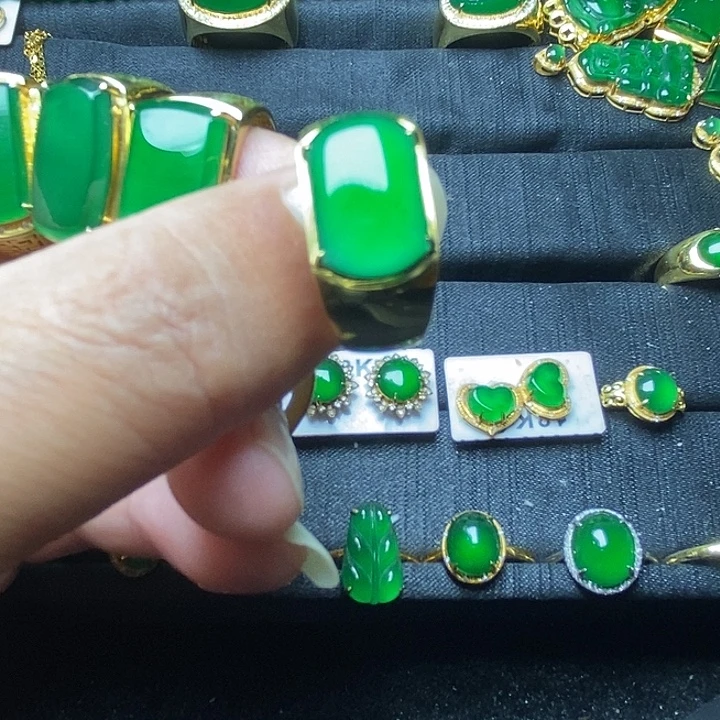 辰***吧翡翠18K金镶嵌戒指