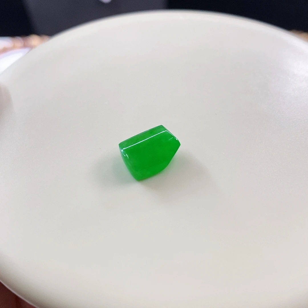颈饰未镶嵌翡翠浓阳绿随形