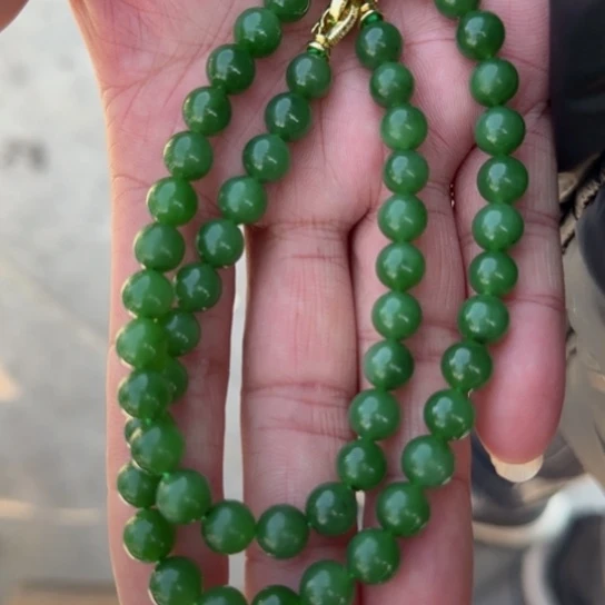和田玉颈饰未镶嵌俄罗斯卡8色标正阳绿，个别点