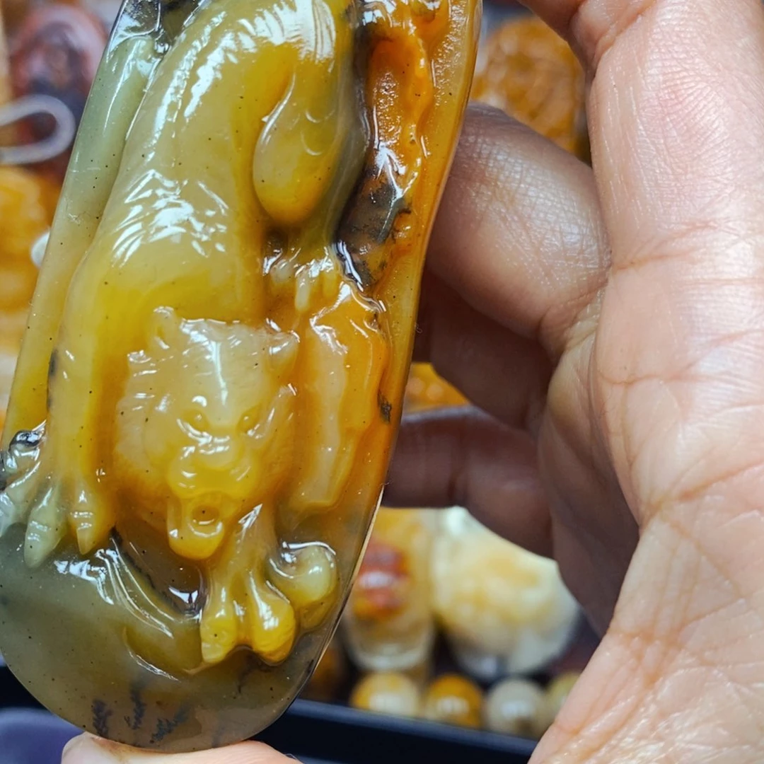 石英质玉（黄龙玉）未镶嵌颈饰
