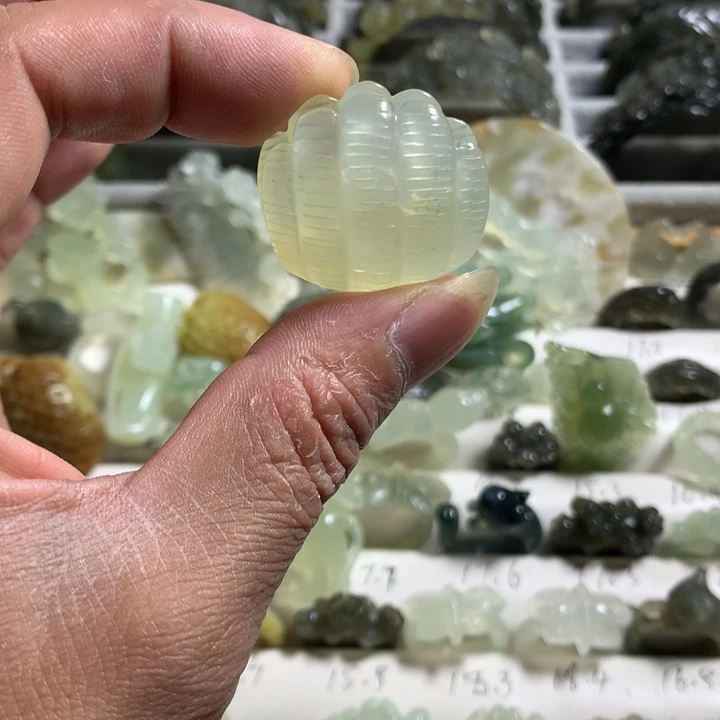 蛇纹石玉未镶嵌颈饰掌上明珠