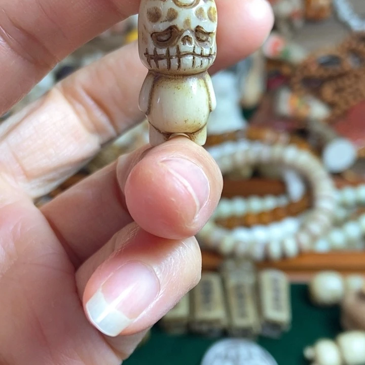 配饰驼骨雕刻阿呆一个