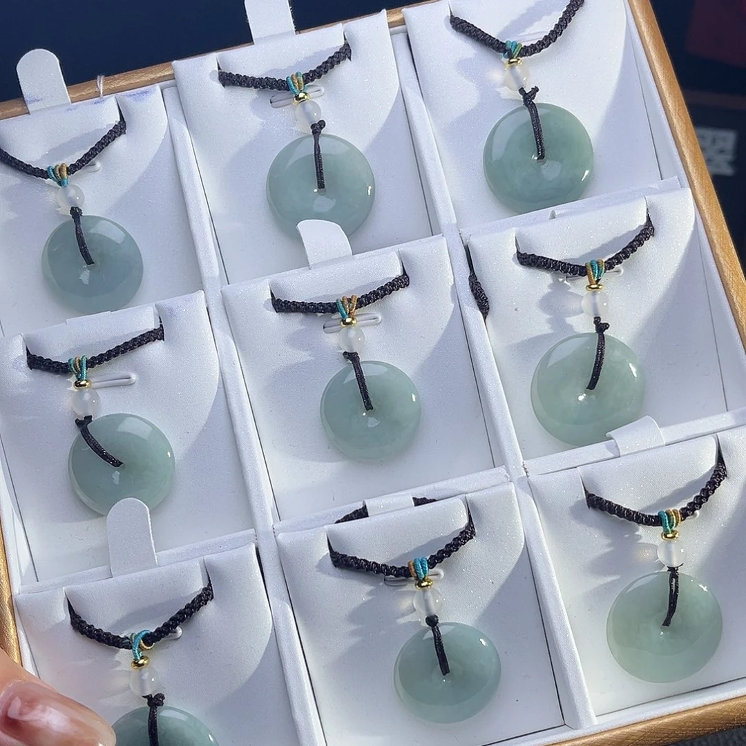 翡翠未镶嵌颈饰平安扣