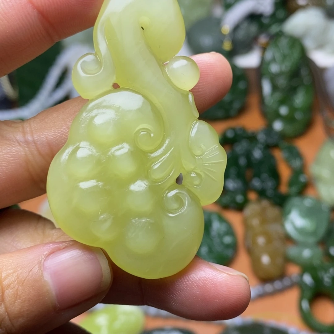 和田玉未镶嵌颈饰猫眼黄口