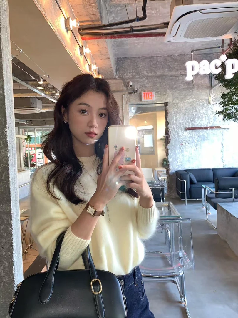 无品牌秋冬新款潮牌女装软糯白色毛衣宽松慵懒风打底针织衫牛仔裤