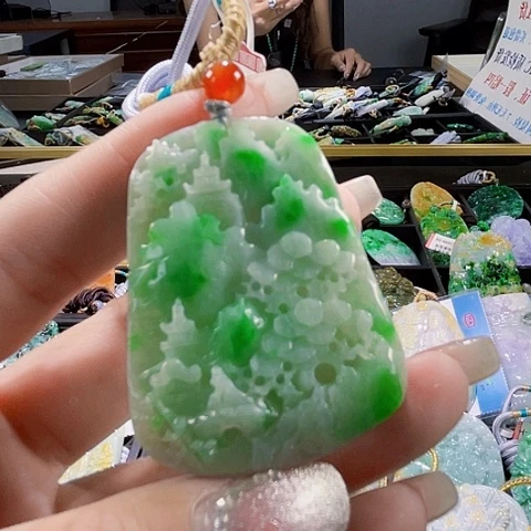 翡翠未镶嵌颈饰一个