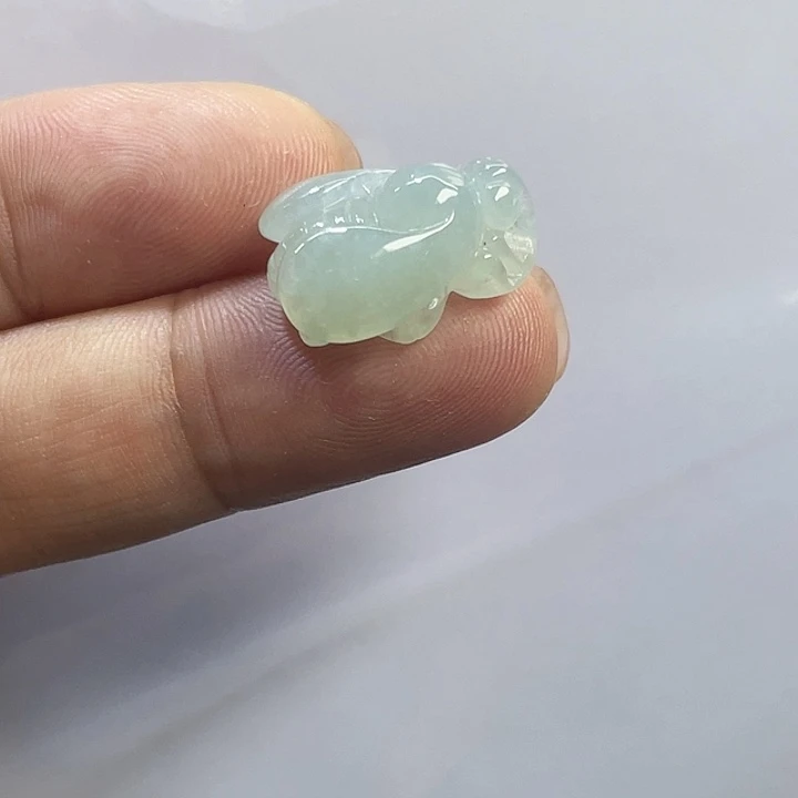 翡翠未镶嵌颈饰小蜜蜂吊坠