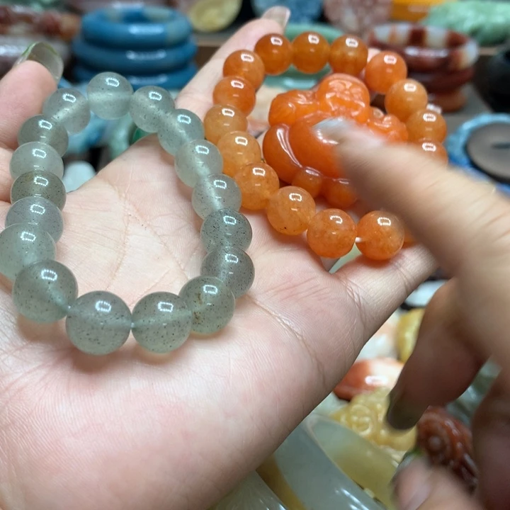 一***笑石英质玉（黄龙玉）合金颈饰