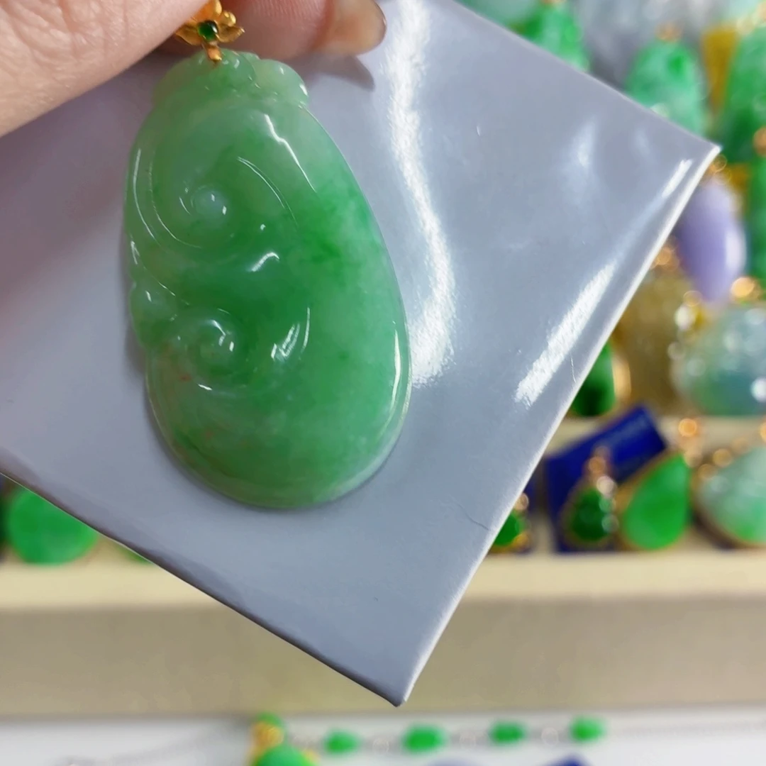 翡翠18K金镶嵌颈饰