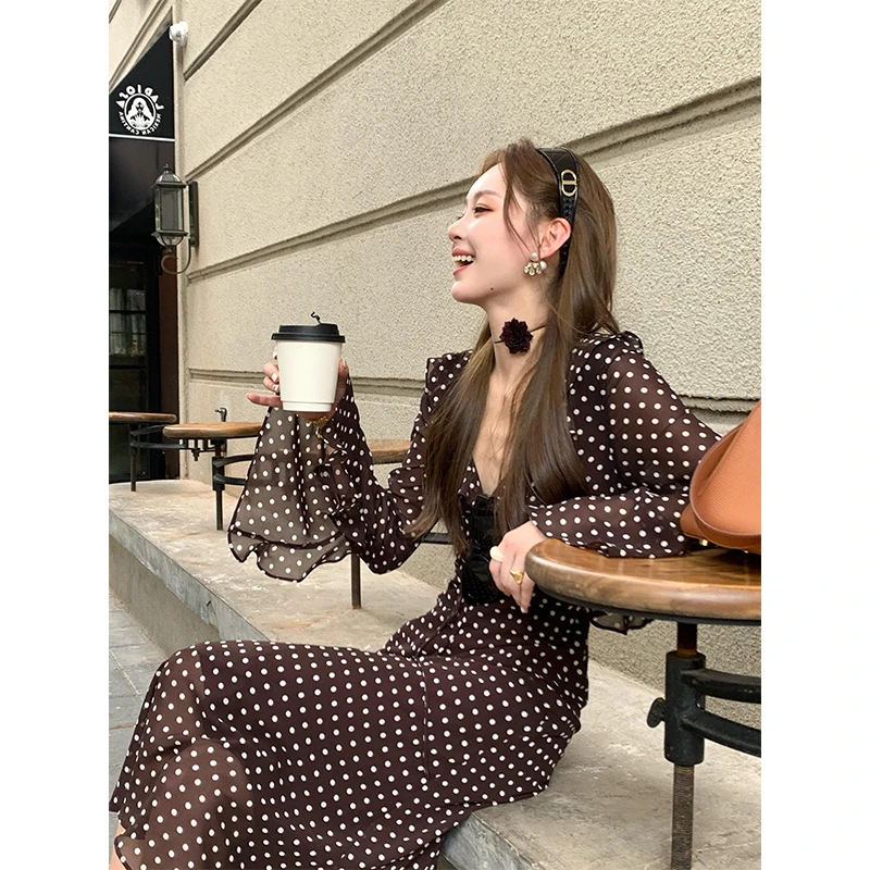 韩系复古波点印花v领喇叭袖连衣裙气质修身显瘦别致绝美长款裙子