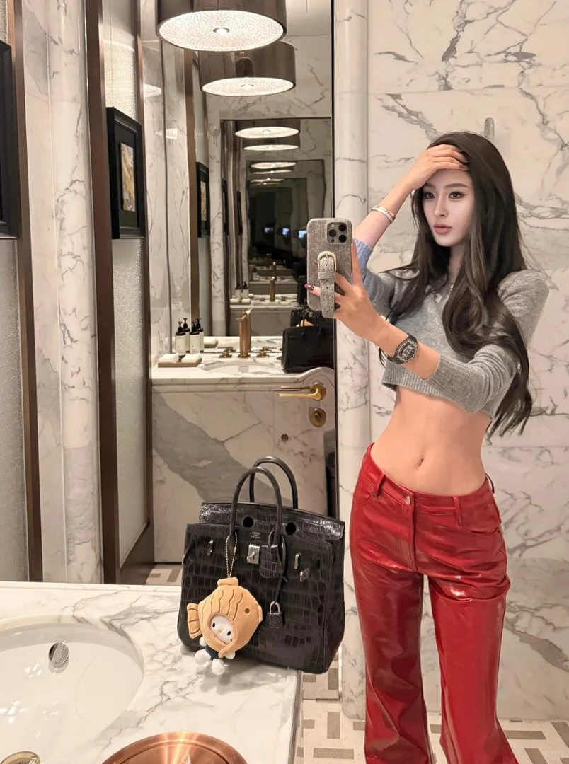 2025春季新款高级感气质字母短款针织上衣+小众时尚皮裤两件套女