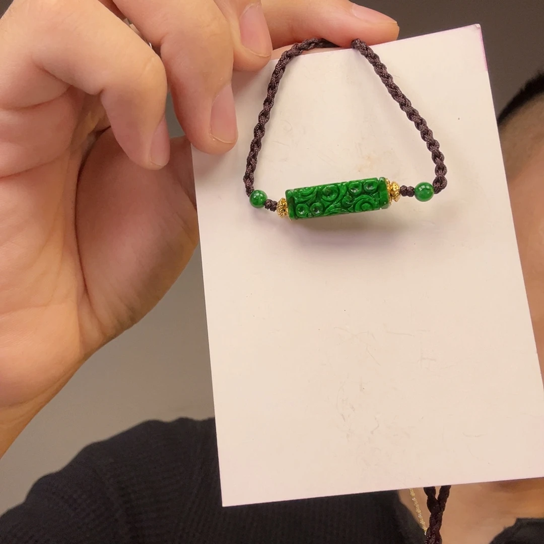 翡翠未镶嵌颈饰一件