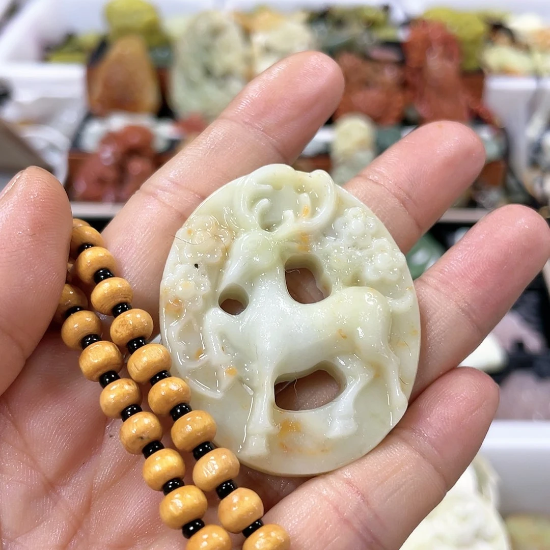 蛇纹石玉颈饰合金