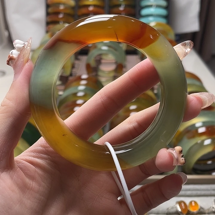 蛇纹石玉未镶嵌手镯56.1瑕疵