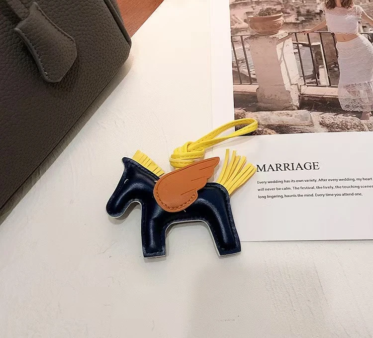 季思  麂皮  【臭臭家】高端货【不核对，不发】小马时尚斜挎挂饰