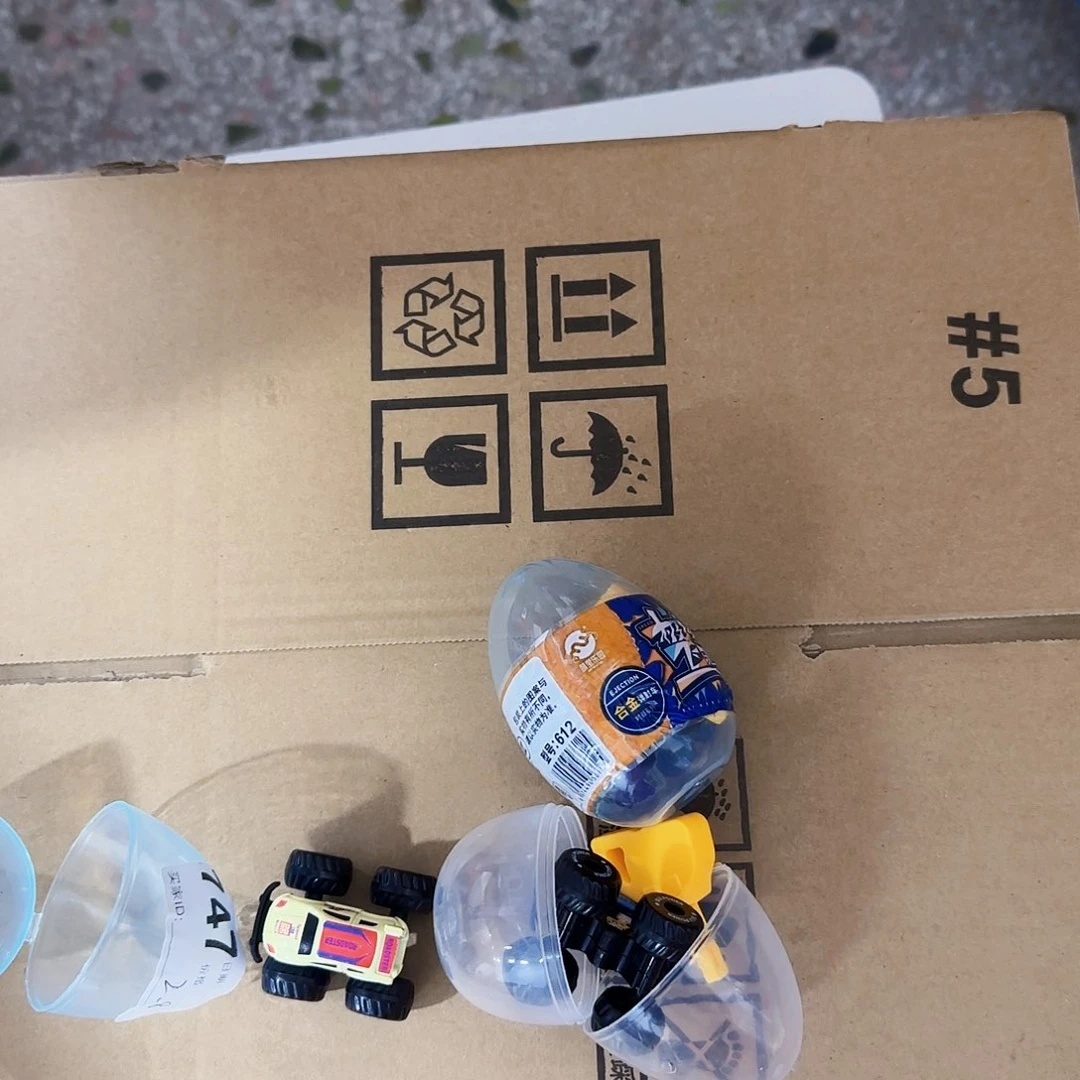 布编号747。三只合金车