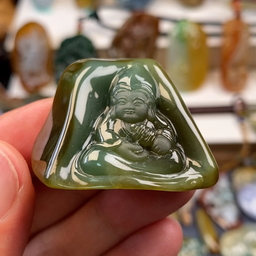 翡翠未镶嵌颈饰灵童