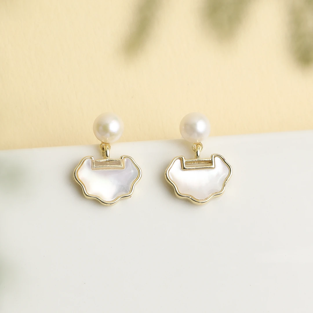 约6mm天然淡水珍珠耳钉（白贝平安小锁款）