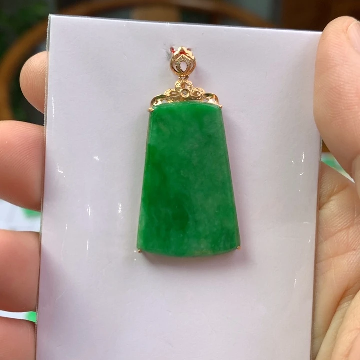 翡翠18K金镶嵌颈饰翡翠吊坠