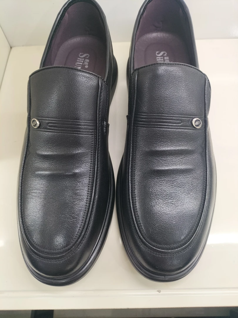 断码男皮鞋特价销售，牛皮材质上脚超级舒适