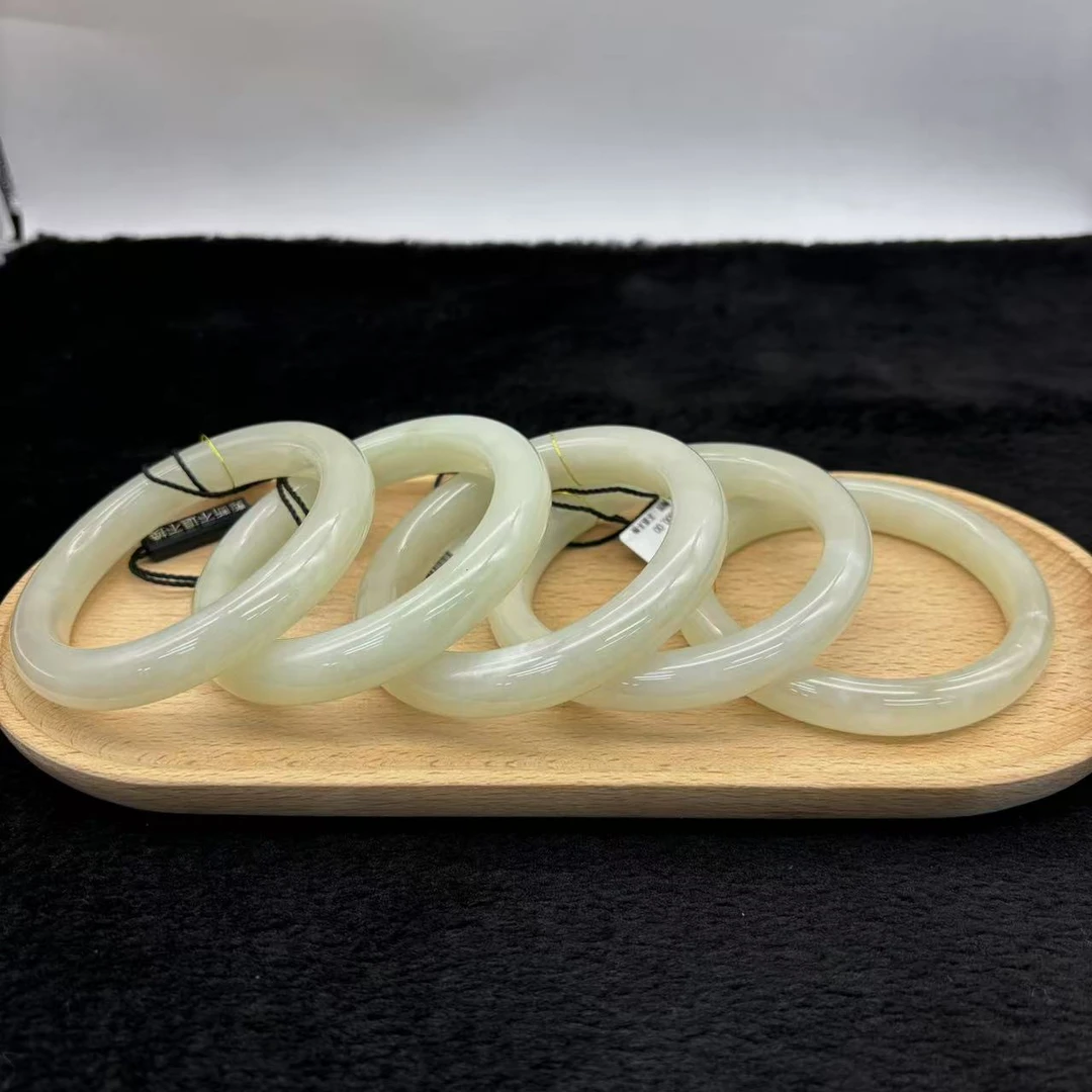 天然和田玉手镯精美时尚气质有瑕款多样性发货其一50