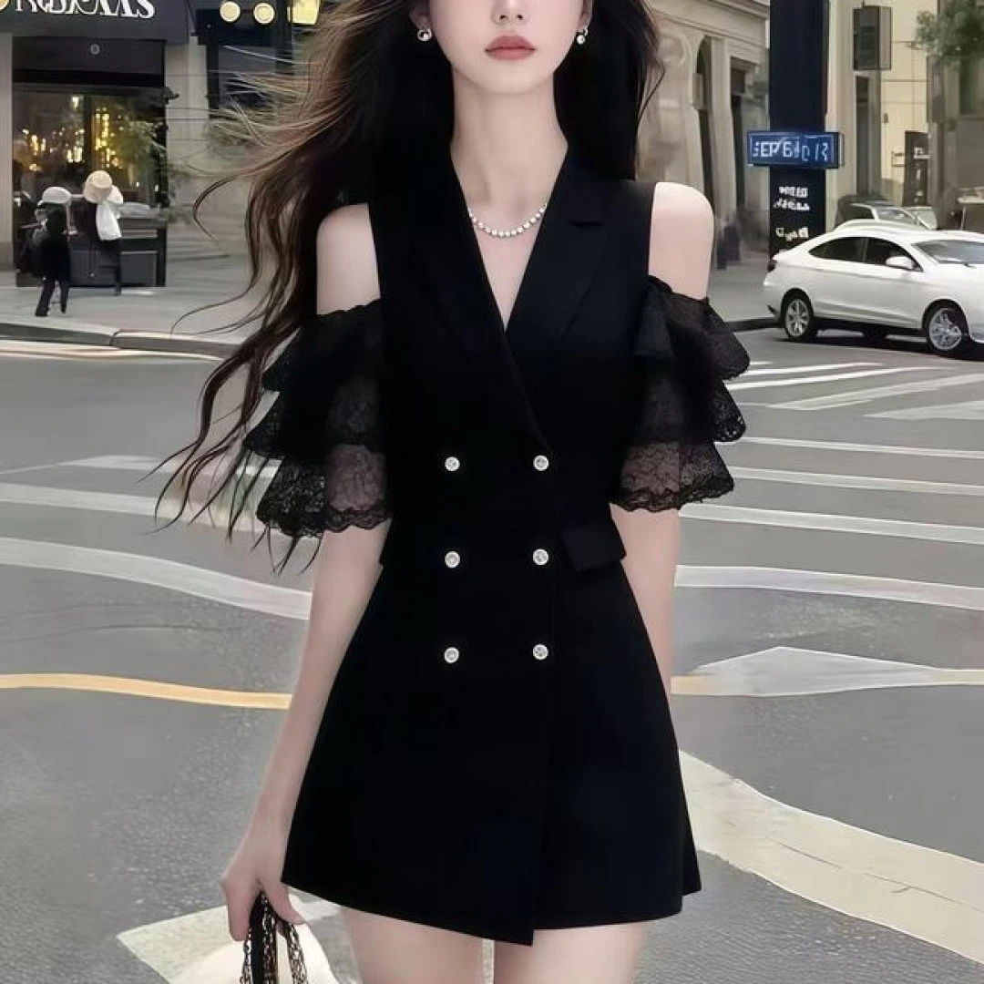 新款时尚轻奢温柔知性风黑色V领露肩收腰设计感连衣裙女小众显瘦