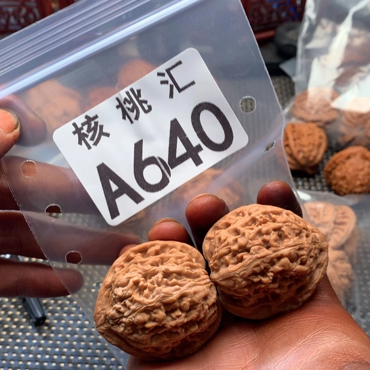 吊坠文玩核桃牡丹纹