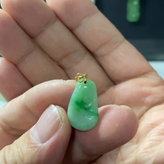 翡翠18K金镶嵌颈饰好看