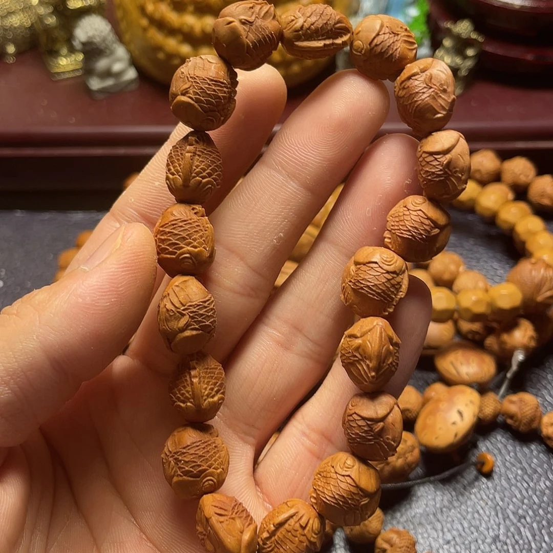 龙纹桃核雕刻瑕疵金鱼
