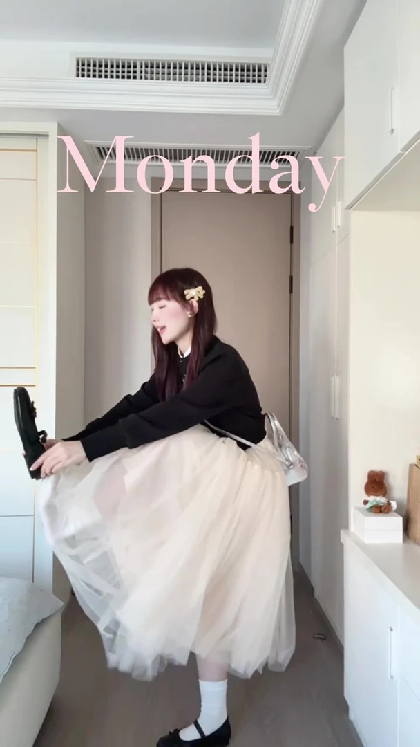 2025早秋新款韩系松弛感穿搭黑色针织上衣蓬蓬半身裙显瘦两件套女