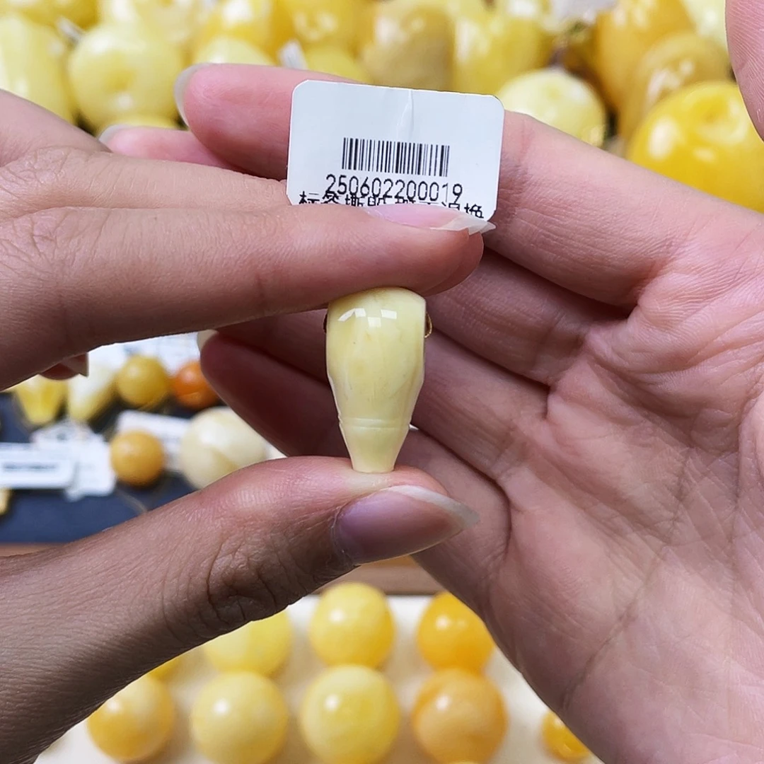 蜜蜡未镶嵌珠宝奇石11.5*22*10.6mm浓白蜡三通微瑕