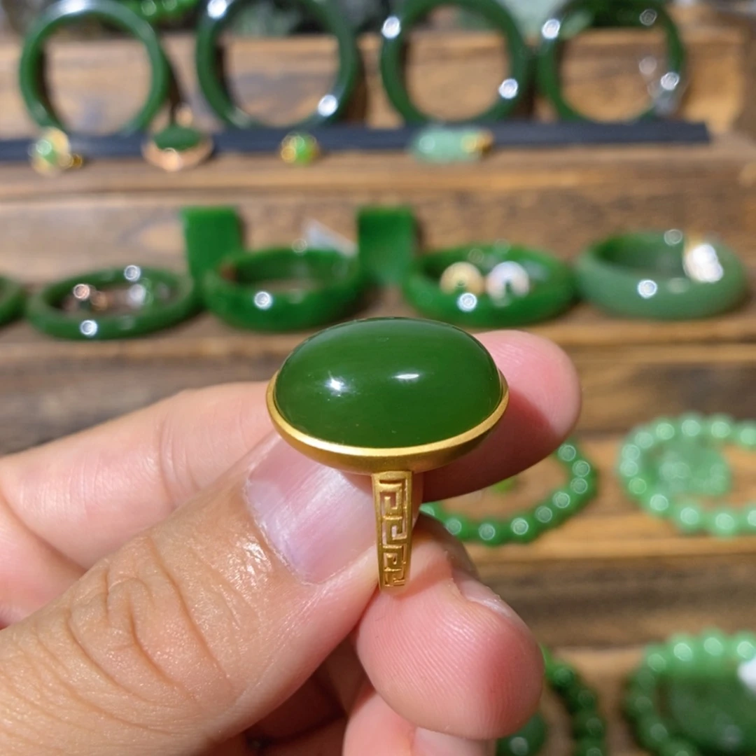 【闪购商品】吊坠(不含链)18K金镶嵌和田玉俄料菠菜绿蛋面 13/18