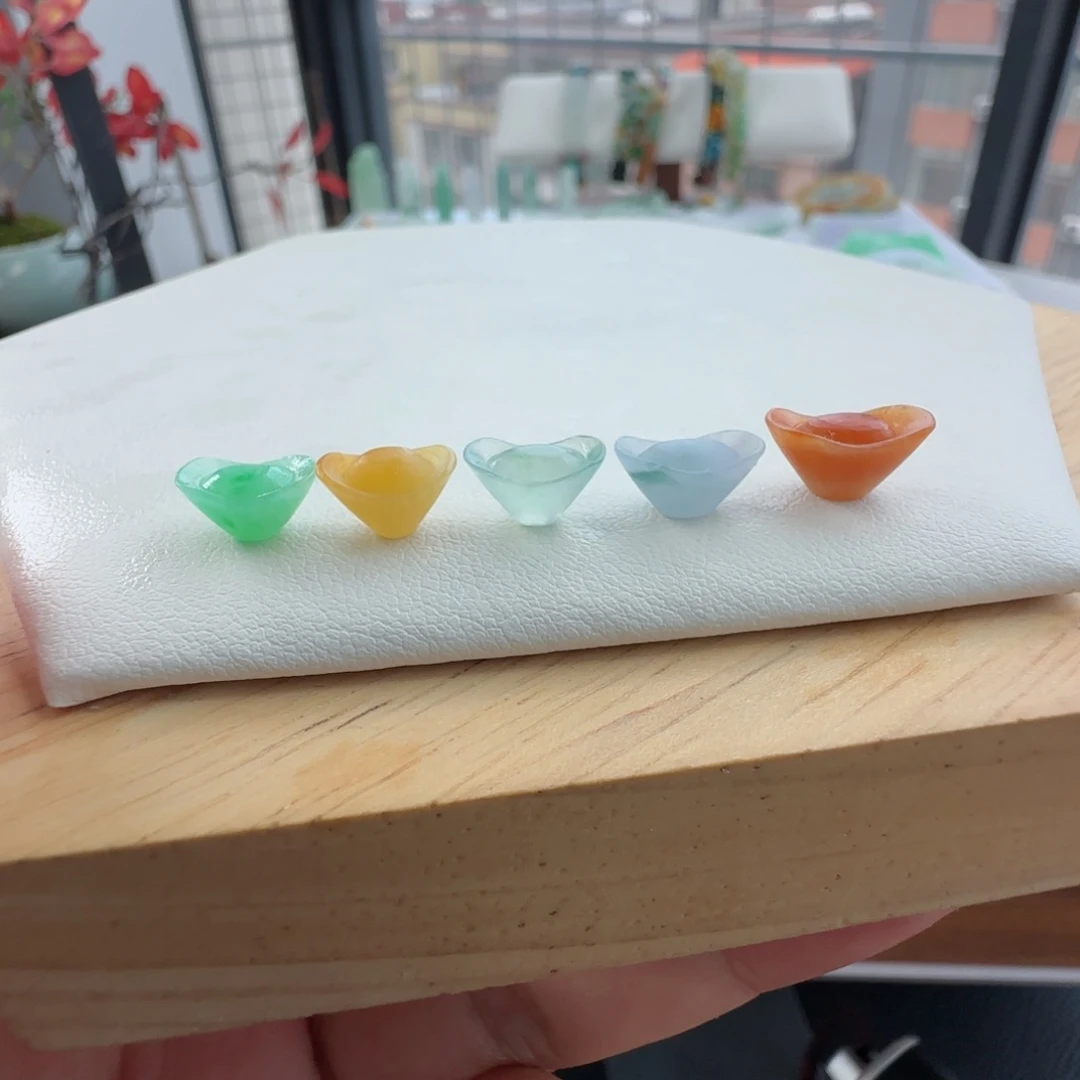 定制翡翠未镶嵌、***。定制翡翠毛货不退不换