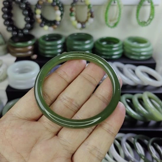 颈饰18K金镶嵌和田玉