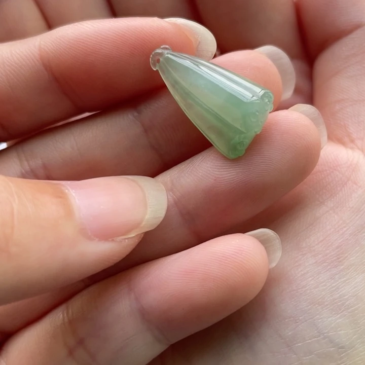 翡翠未镶嵌颈饰莲蓬